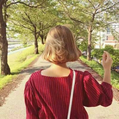 抖音短发女网红高冷气质头像