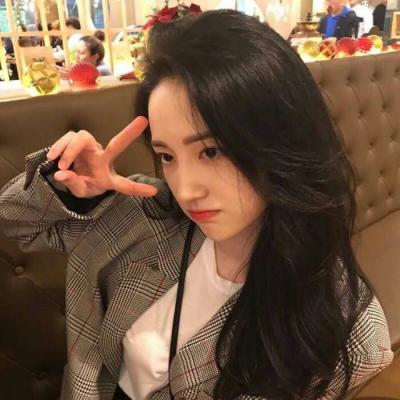 散发披肩女生头像