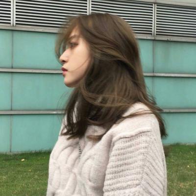 散发披肩女生头像