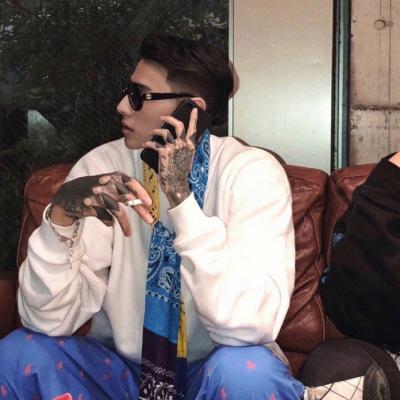 伤感男生吸烟头像图片