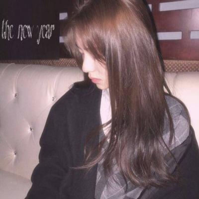散发披肩女生头像