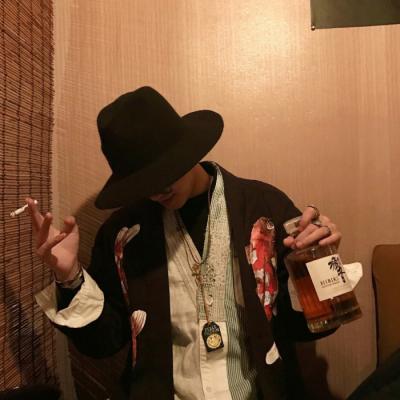 伤感男生吸烟头像图片
