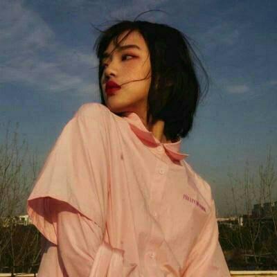 抖音短发女网红高冷气质头像