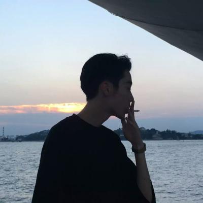 伤感男生吸烟头像图片