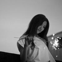 QQ女生背影头像黑白图片