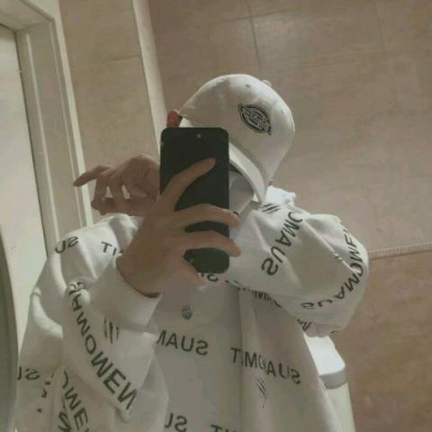 拿手机自拍头像男生
