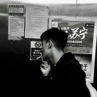 伤感男生吸烟头像图片