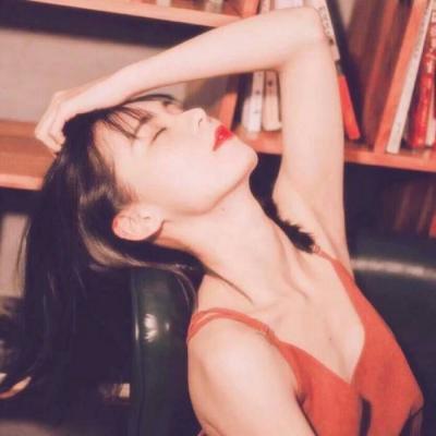 散发披肩女生头像
