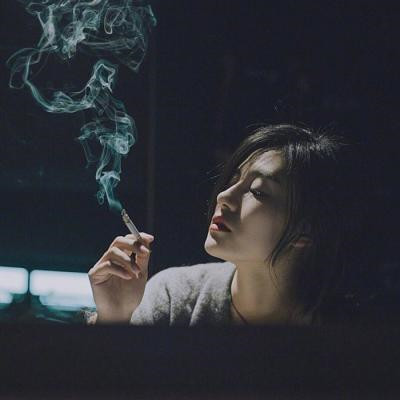 微信吸烟头像女生霸气图片