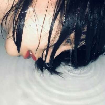 女生霸气短头发头像