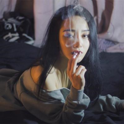 微信吸烟头像女生霸气图片
