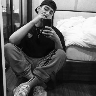 黑白低调型男微信头像图片