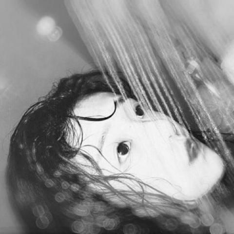 伤感微信头像女生高冷黑白图片