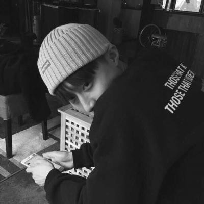黑白低调型男微信头像图片