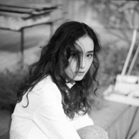 伤感微信头像女生高冷黑白图片