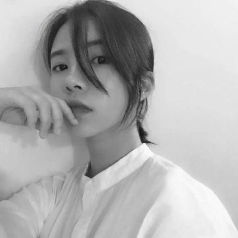 伤感微信头像女生高冷黑白图片