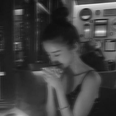 头像女生霸气冷酷黑白图片