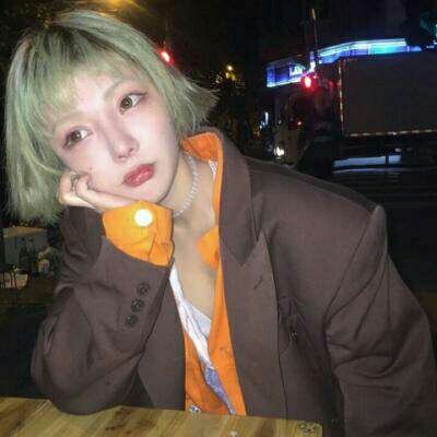 短发女生头像高冷真人图片
