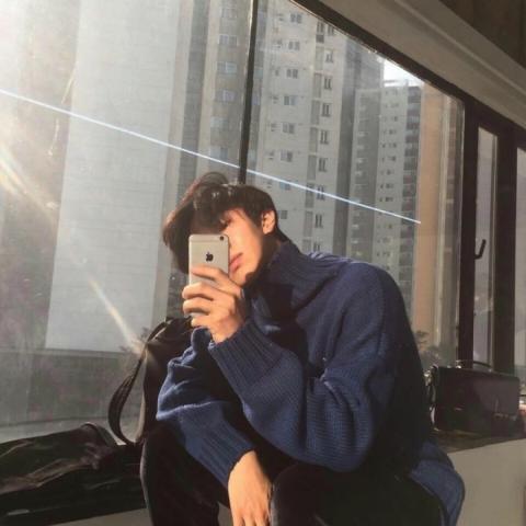 手机挡脸超帅男生头像图片