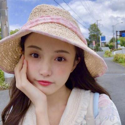 戴帽子的照片可爱女生头像