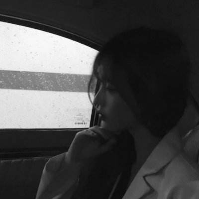 伤感头像女生冷淡黑白清晰真人图片