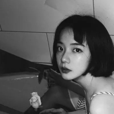 丧头像女抑郁伤感真人高冷黑白图片