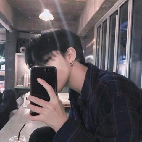 手机挡脸超帅男生头像图片