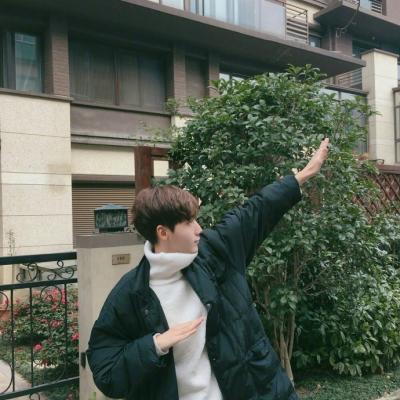 两张情侣真人创意头像一左一右