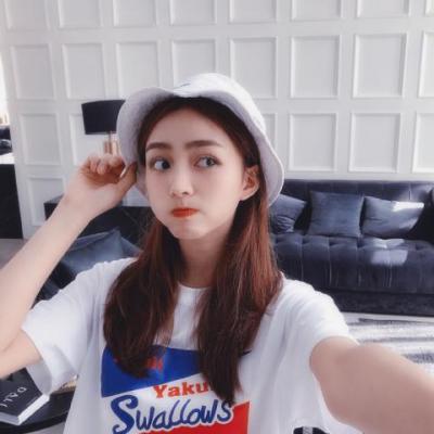 戴帽子的照片可爱女生头像