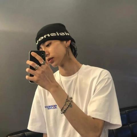 手机挡脸超帅男生头像图片