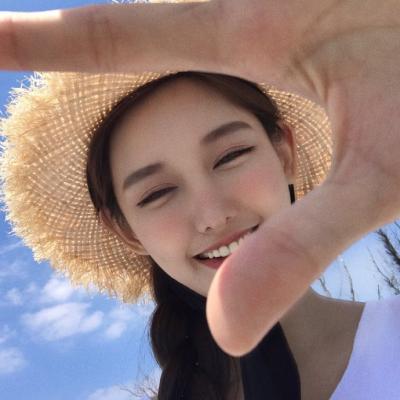 戴帽子的照片可爱女生头像