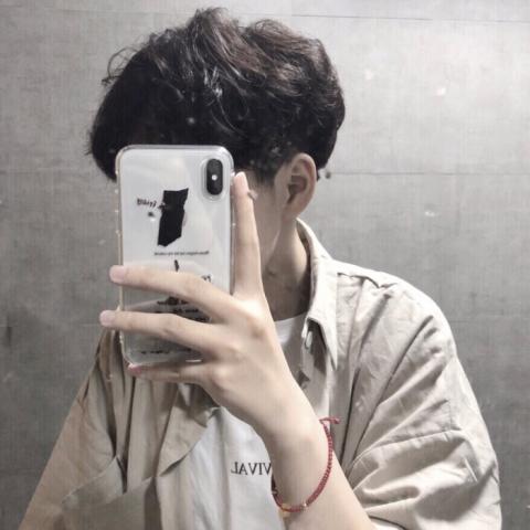 手机挡脸超帅男生头像图片