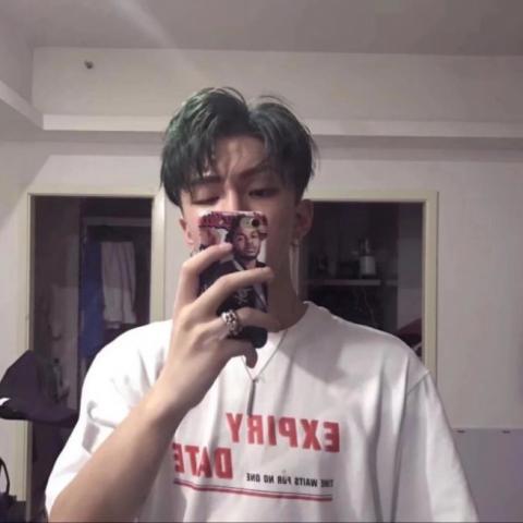 手机挡脸超帅男生头像图片