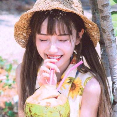戴帽子的照片可爱女生头像