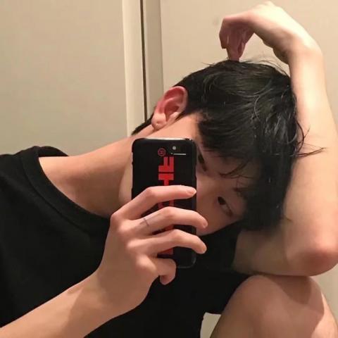 手机挡脸超帅男生头像图片