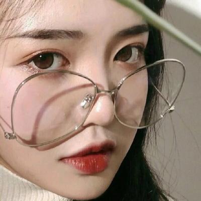短头发女生头像原宿风