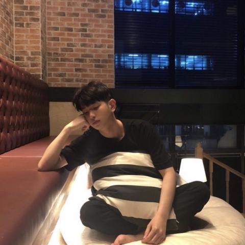 微信头像男生冷酷帅帅哒图片