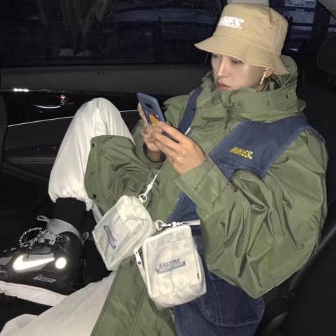 手机挡脸超帅男生头像图片