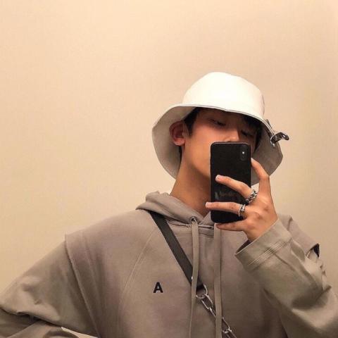手机挡脸超帅男生头像图片