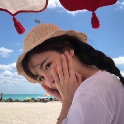 戴帽子的照片可爱女生头像