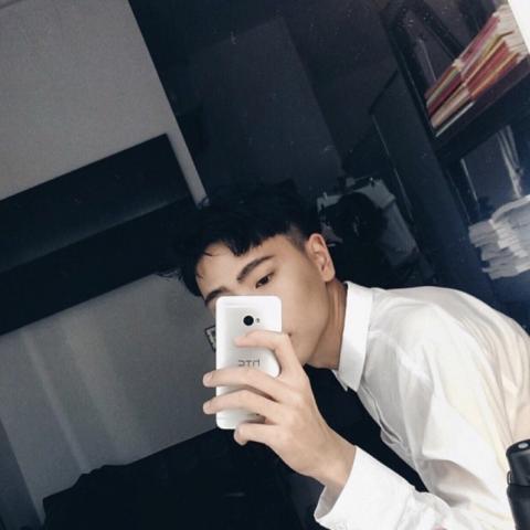 手机挡脸超帅男生头像图片