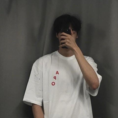手机挡脸超帅男生头像图片