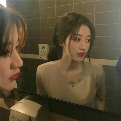 冷酷有深意的女生头像
