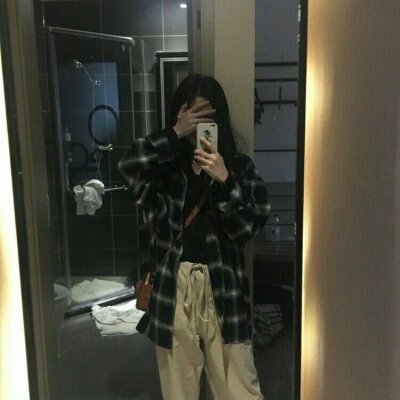 女生手机挡脸头像