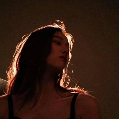 冷酷有深意的女生头像