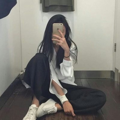 女生手机挡脸头像
