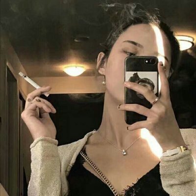 女生手机挡脸头像