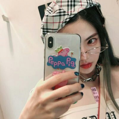 女生手机挡脸头像