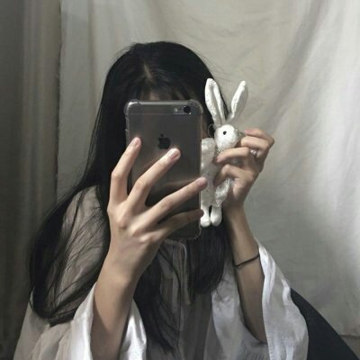 女生手机挡脸头像