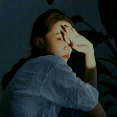 冷酷有深意的女生头像